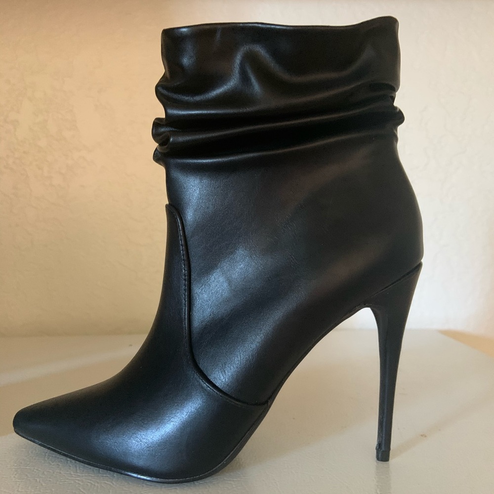 Zelda style black. Size 10, Runs small.